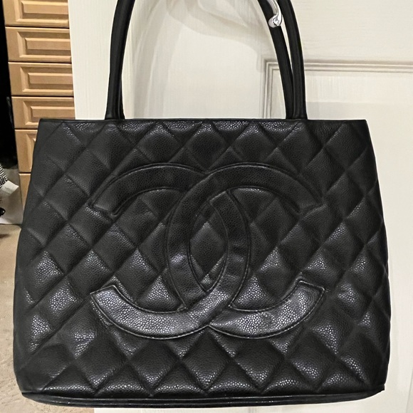 CHANEL Handbags - 💎✨Authentic CHANEL Black Quilted Caviar Tote